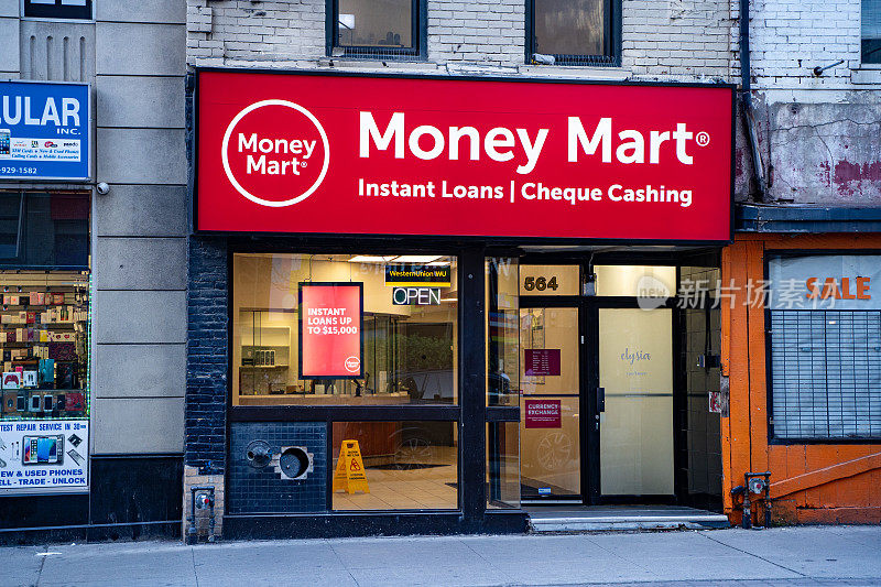 多伦多市中心的Money Mart。Money Mart Financial Services(前身为Dollar Financial Group)是一家金融服务公司。加拿大多伦多——2024年4月30日。